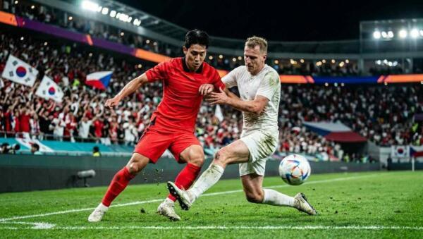Corea del Sur y Chequia disputan un balón en un partido intenso del Mundial 2026.