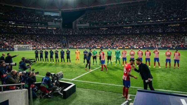 Jugadores listos para la final de Champions League antes del inicio del partido.