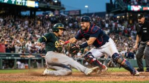 Jugadores de Oakland y Boston disputan una jugada intensa en el plato durante un partido de béisbol.